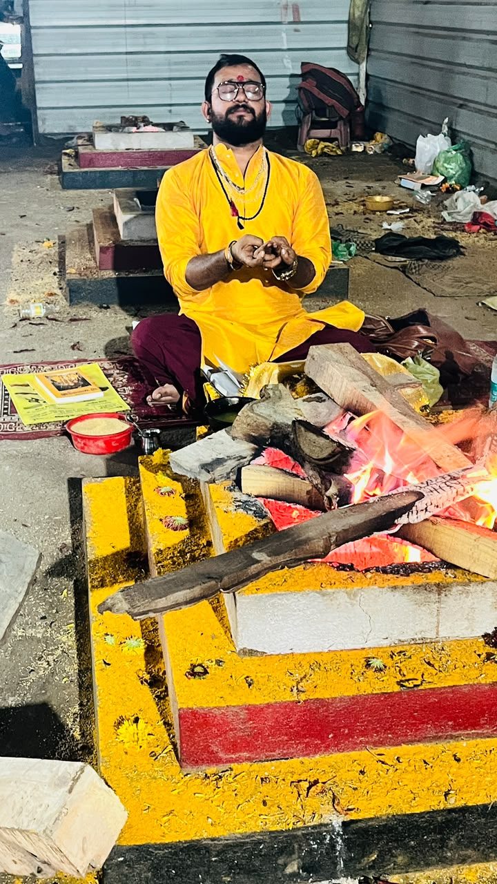 आचार्य जी हवन कुंड के सामने